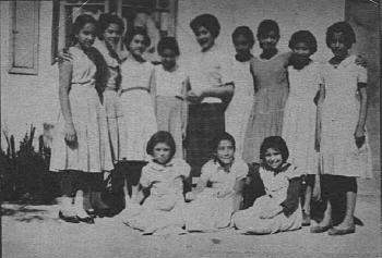 luisa, abajo entre sus compa&ntilde;eras